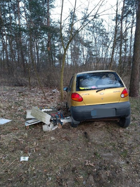 Gmina Wisznice: 75-latek miał ponad 2 promile alkoholu we krwi. Jazdę zakończył uderzając w skrzynkę elektryczną - Zdjęcie główne