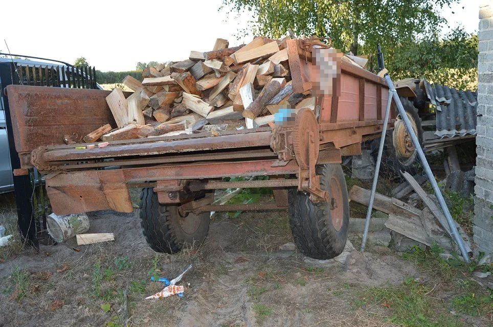 Powiat bialski: Nieszczęśliwy wypadek w trakcie rozładunku drewna. Zginął 85-latek - Zdjęcie główne