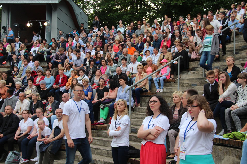 Koncert uwielbienia wypełnił amfiteatr - Zdjęcie główne