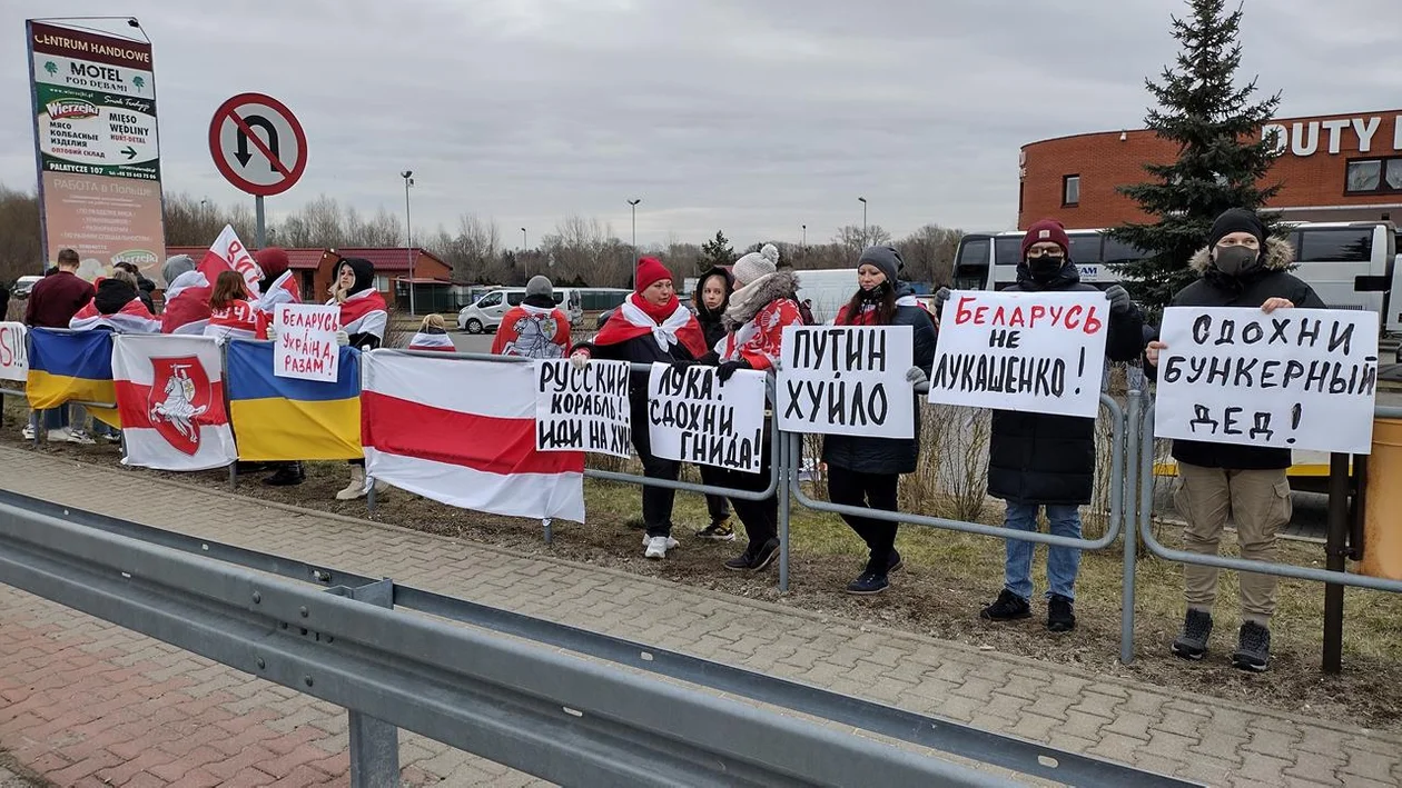 Protest Białorusinów w Terespolu przeciw wojnie