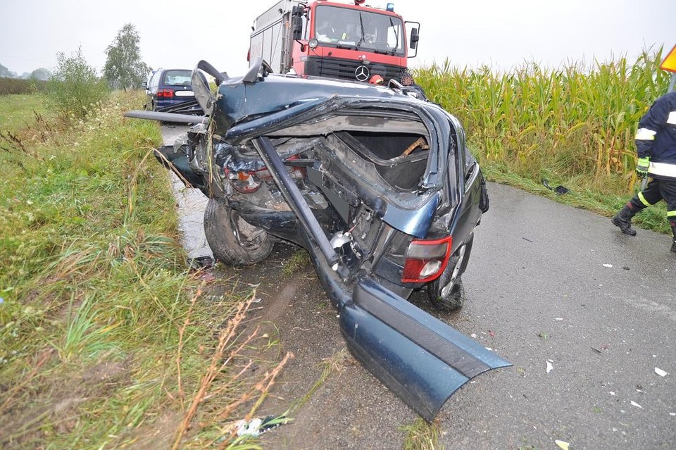 Śmierć na drodze. Uderzył w zaparkowane auto - Zdjęcie główne