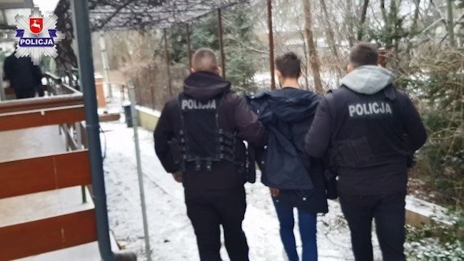 Oszust w rękach policji - Zdjęcie główne