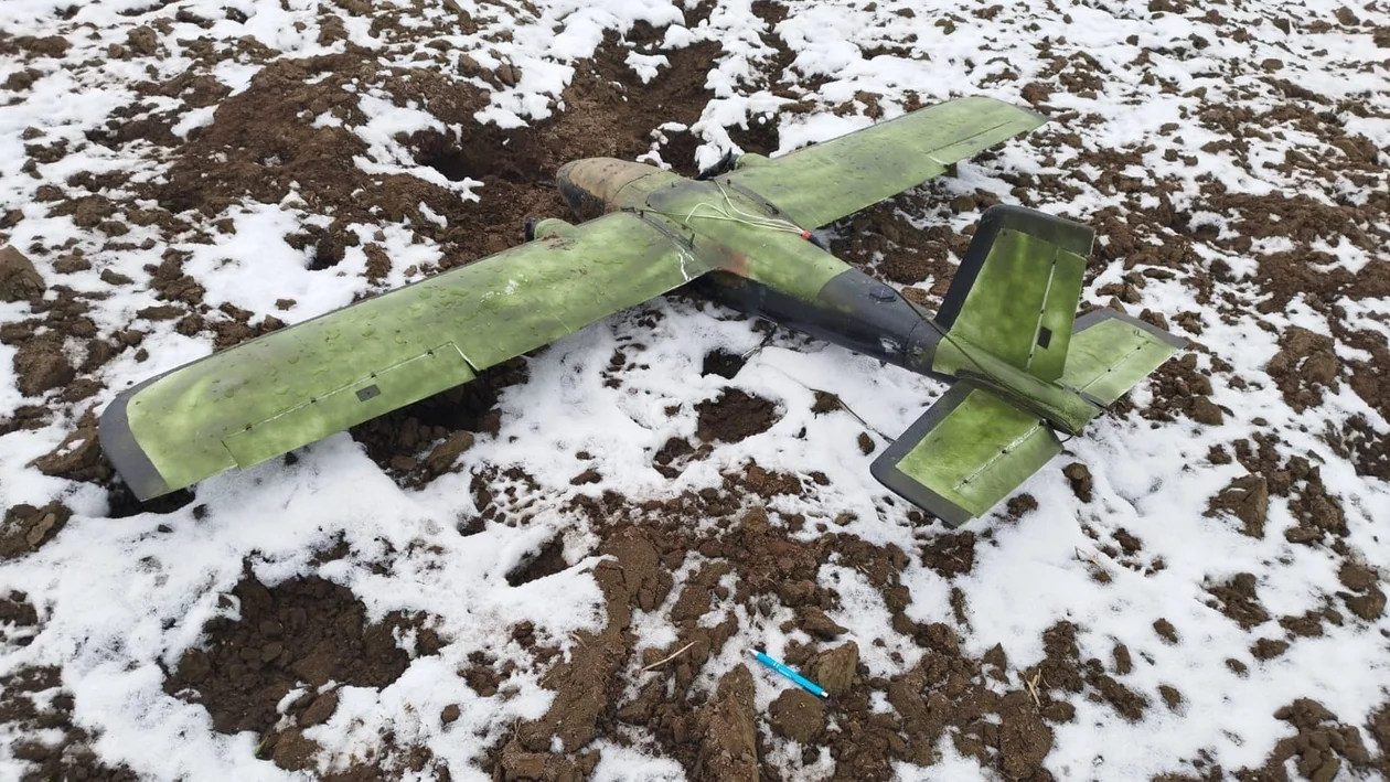 Powiat bialski:  Przemytniczy dron spadł na pole uprawne - Zdjęcie główne