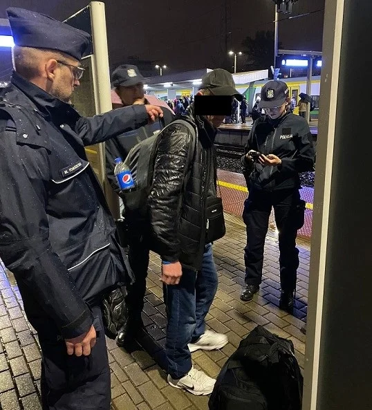 Powiat bialski: Policjant wracając ze szkolenia o poszukiwaniach, zatrzymał poszukiwanego listem gończym - Zdjęcie główne