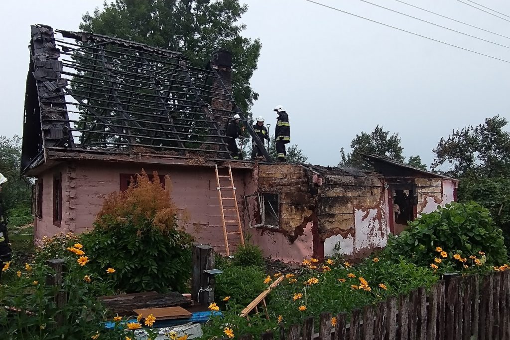  Spłonął dom w gminie Sławatycze. Pożar gasiło blisko 30 strażaków. - Zdjęcie główne