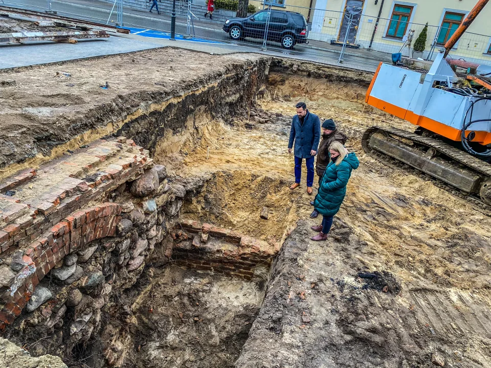 Biała Podlaska : Wyburzona kamienica odsłoniła zabytkową ścianę i cenne przedmioty (ZDJĘCIA) - Zdjęcie główne