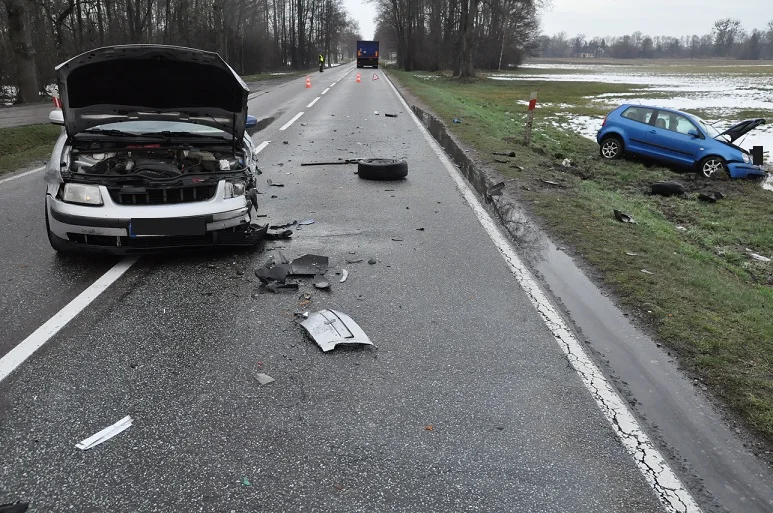 Powiat bialski: Wjechał w jadący przed nim samochód. Jedna osoba trafiła do szpitala - Zdjęcie główne