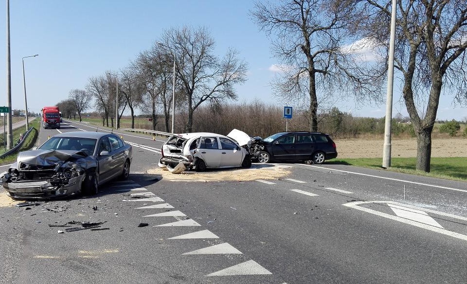 Zderzenie czterech aut na K-2 w miejscowości Sławacinek Stary - Zdjęcie główne