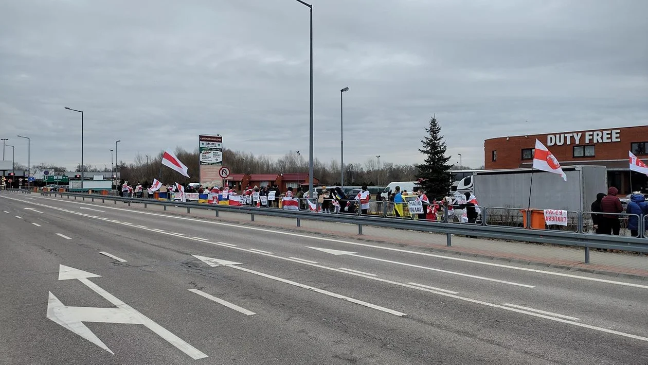 Protest Białorusinów w Terespolu przeciw wojnie