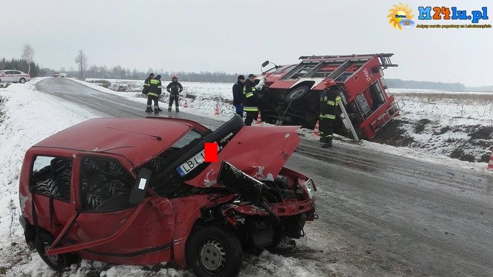 Wypadek z udziałem wozu strażackiego. Jedna osoba w stanie ciężkim - Zdjęcie główne