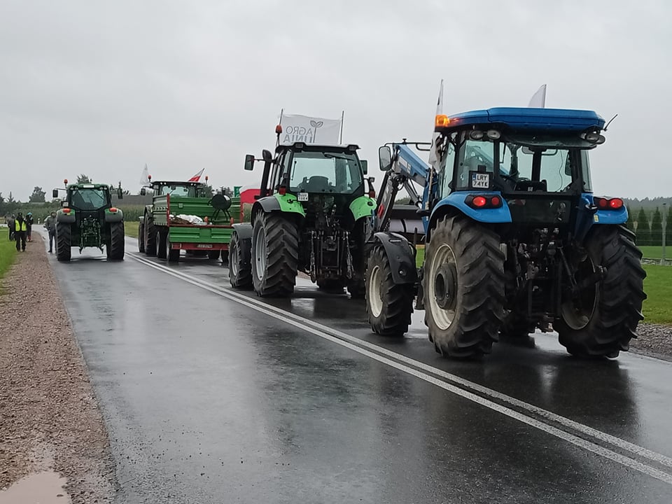 Rolnicy zablokowali drogi w regionie. "Morawiecki nas olewa" (WIDEO + ZDJĘCIA) - Zdjęcie główne