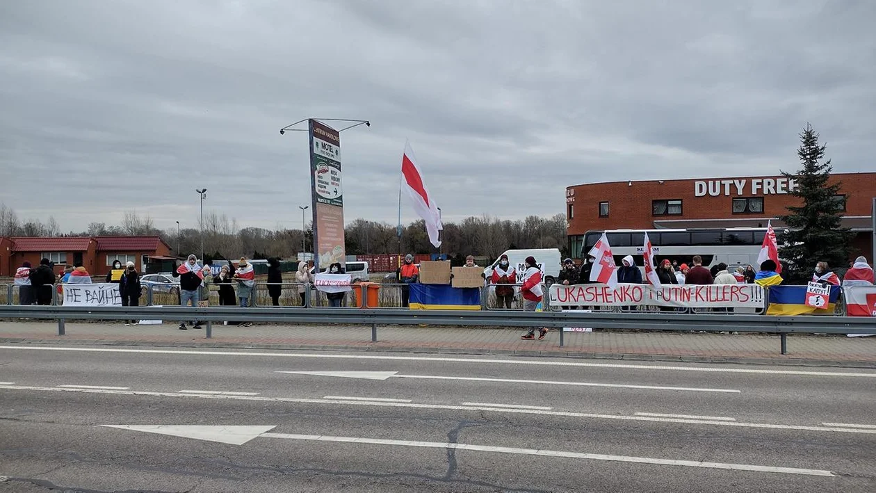 Protest Białorusinów w Terespolu przeciw wojnie