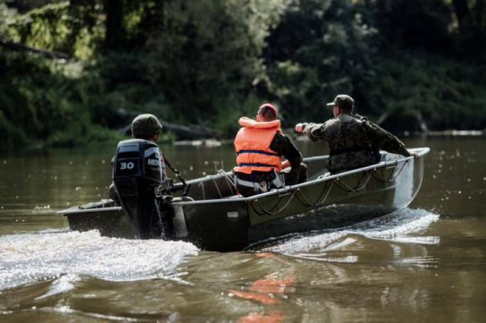 Migranci na pontonach przepływają przez granicę. Pola niszczy zwierzyna wystraszona przez manewry Łukaszenki - Zdjęcie główne