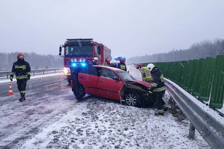 Wypadek osobówki w powiecie skarżyskim. Pomogli bialscy strażacy - Zdjęcie główne