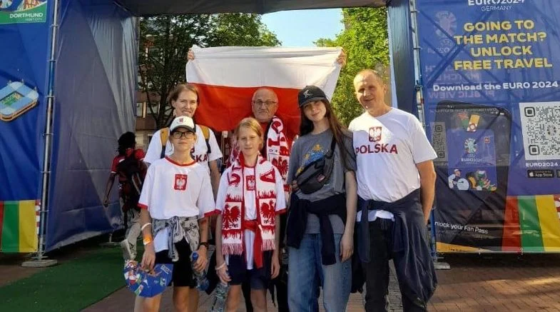 Mikołaj Jaroszuk zabrał rodzinę na święto. Wnuczki mają piłkarskie sukcesy - Zdjęcie główne