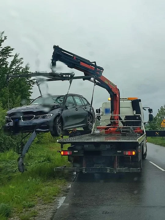 Powiat bialski: Nietrzeźwy kierowca wjechał do rowu. Służby zaalarmowało jego BMW - Zdjęcie główne