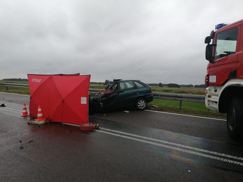 Tragiczny wypadek w miejscowości Łukowisko: wjechał oplem w scanię. Kierowca osobówki nie żyje - Zdjęcie główne