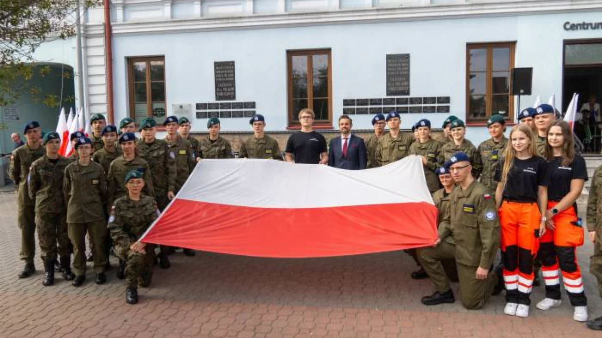 Liczny udział młodych w patriotycznej uroczystości - Zdjęcie główne