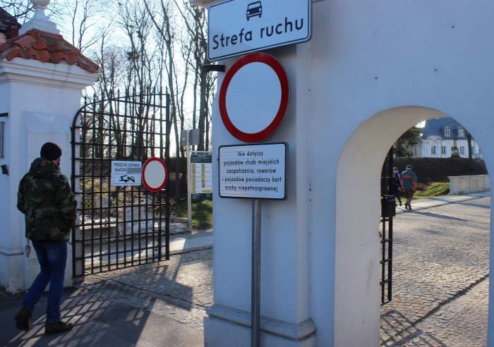 Zakaz wjazdu przed szkołę do parku - Zdjęcie główne
