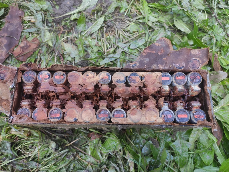 Powiat bialski: 20 granatów i 68 zapalników znaleźli w polu - Zdjęcie główne