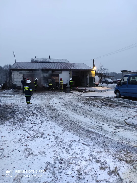 Powiat łukowski: Pożar garażu w Jarczówku. Płonął samochód - Zdjęcie główne