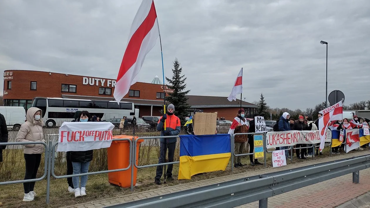 Protest Białorusinów w Terespolu przeciw wojnie