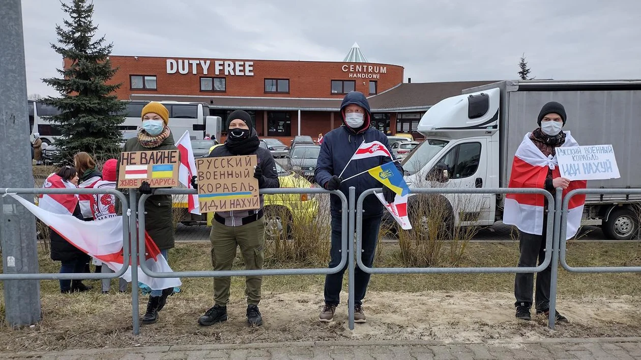 Protest Białorusinów w Terespolu przeciw wojnie