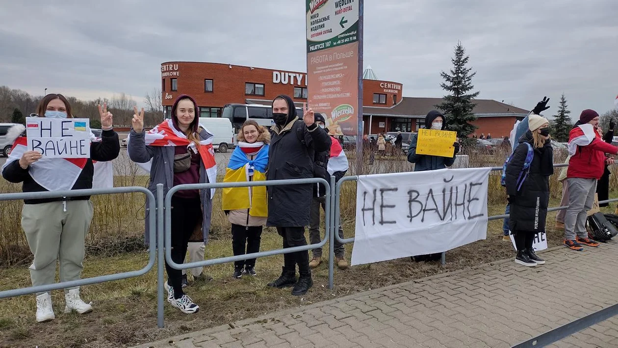 Protest Białorusinów w Terespolu przeciw wojnie