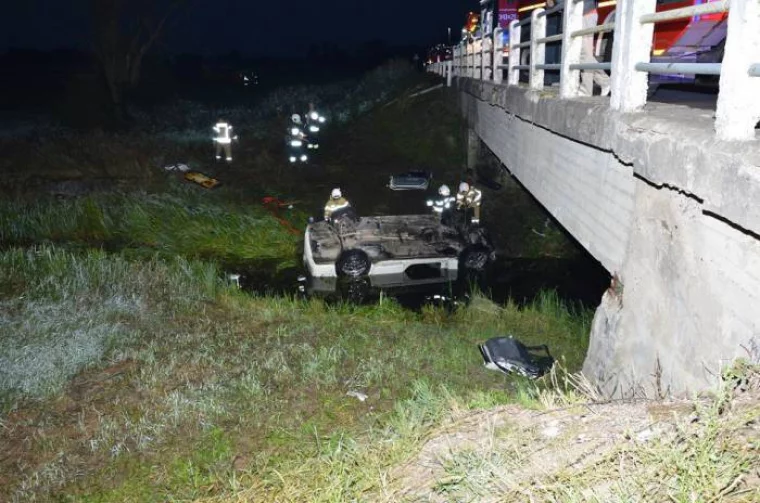 Chrysler dachował i wpadł z mostu do wody. Profesjonalna akcja ratunkowa - Zdjęcie główne