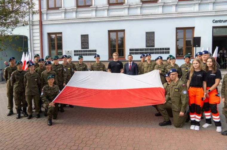 Liczny udział młodych w patriotycznej uroczystości - Zdjęcie główne