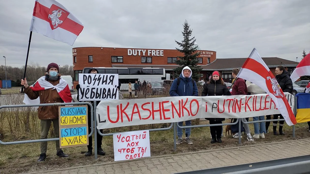 Protest Białorusinów w Terespolu przeciw wojnie