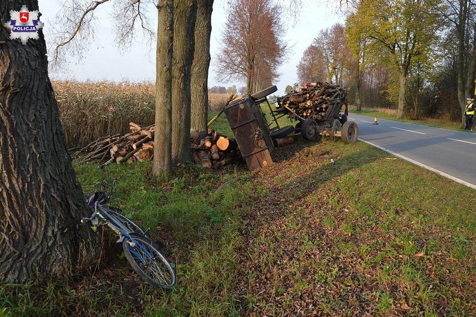 82-letni rowerzysta przygnieciony przez przyczepę z drewnem - Zdjęcie główne