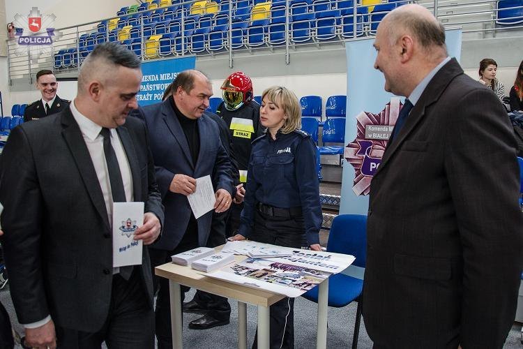 Policjanci na Targach Pracy i Edukacji - Zdjęcie główne