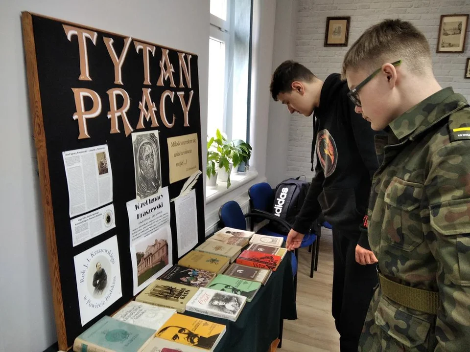 Powiat bialski : Licealiści z Wisznic promują Kraszewskiego (ZDJĘCIA) - Zdjęcie główne