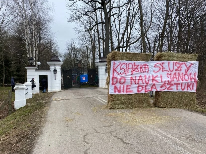 Pracownicy zablokowali wjazd do stadniny. Nie chcą nowej prezes - Zdjęcie główne