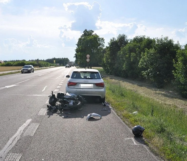 Powiat bialski: Wjechał motorowerem w samochód. Trafił do szpitala - Zdjęcie główne