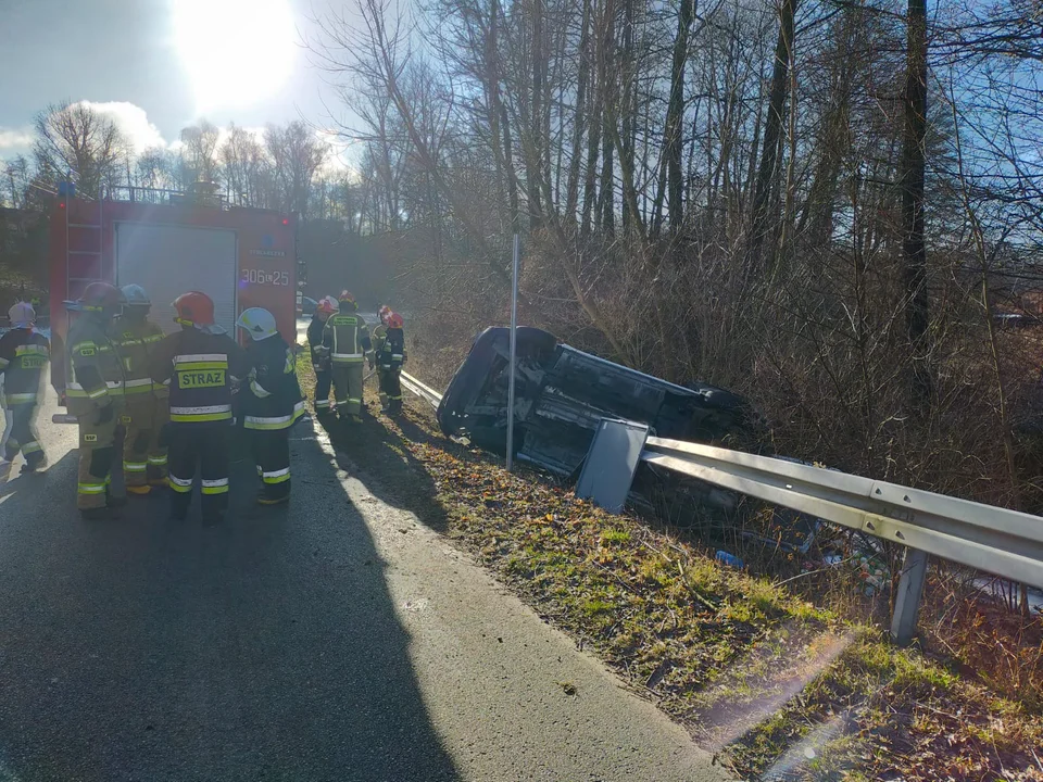 Wypadek samochodowy pod Lublinem. Strażacy pomogli osobom uwięzionym w aucie - Zdjęcie główne