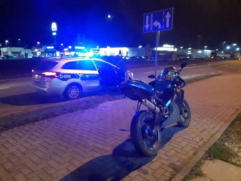 Biała Podlaska: Młody motocyklista "palił gumę" na chodniku. Chciał zakończyć sezon motocyklowy - Zdjęcie główne