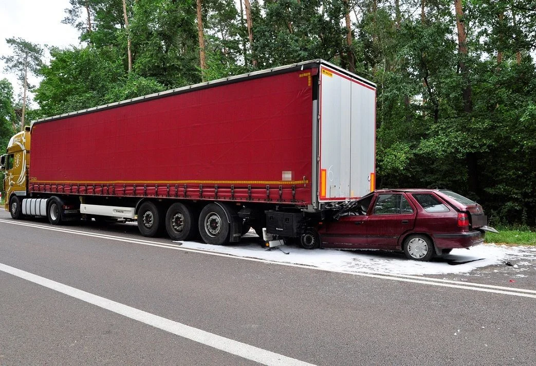Powiat bialski: Samochód osobowy wjechał w tył tira - Zdjęcie główne