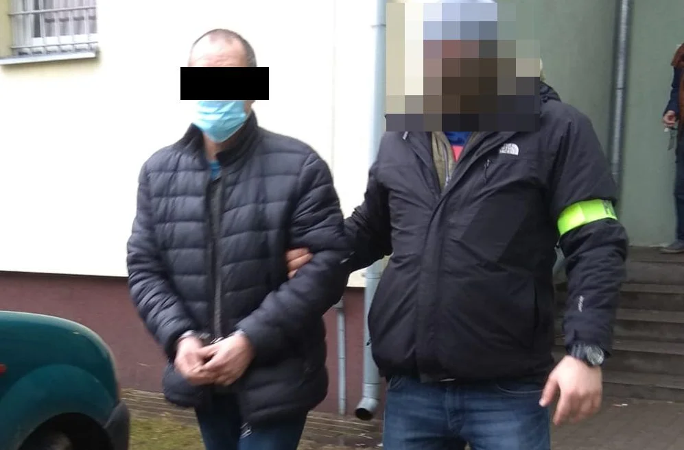 54 - latek tymczasowo aresztowany za rozbój w Białej Podlaskiej. Łupem padły cztery paczki papierosów - Zdjęcie główne