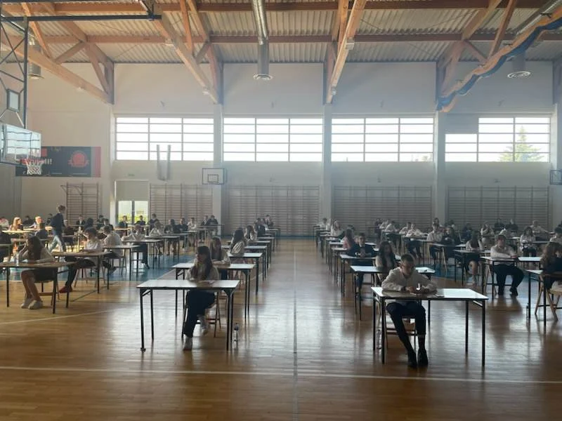 Biała Podlaska: Trwają egzaminy ósmoklasistów. Jak radzą sobie uczniowie? - Zdjęcie główne