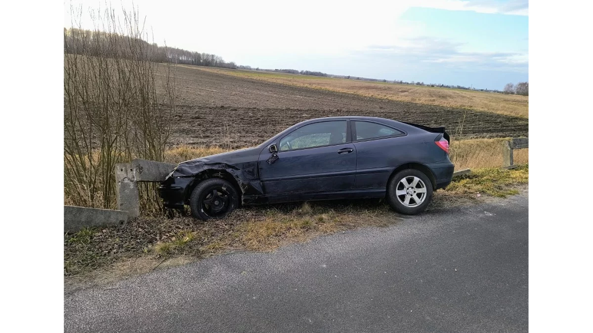 Powiat bialski: Mercedesem wjechał w barierkę. Szukał pomocy wśród mieszkańców - Zdjęcie główne