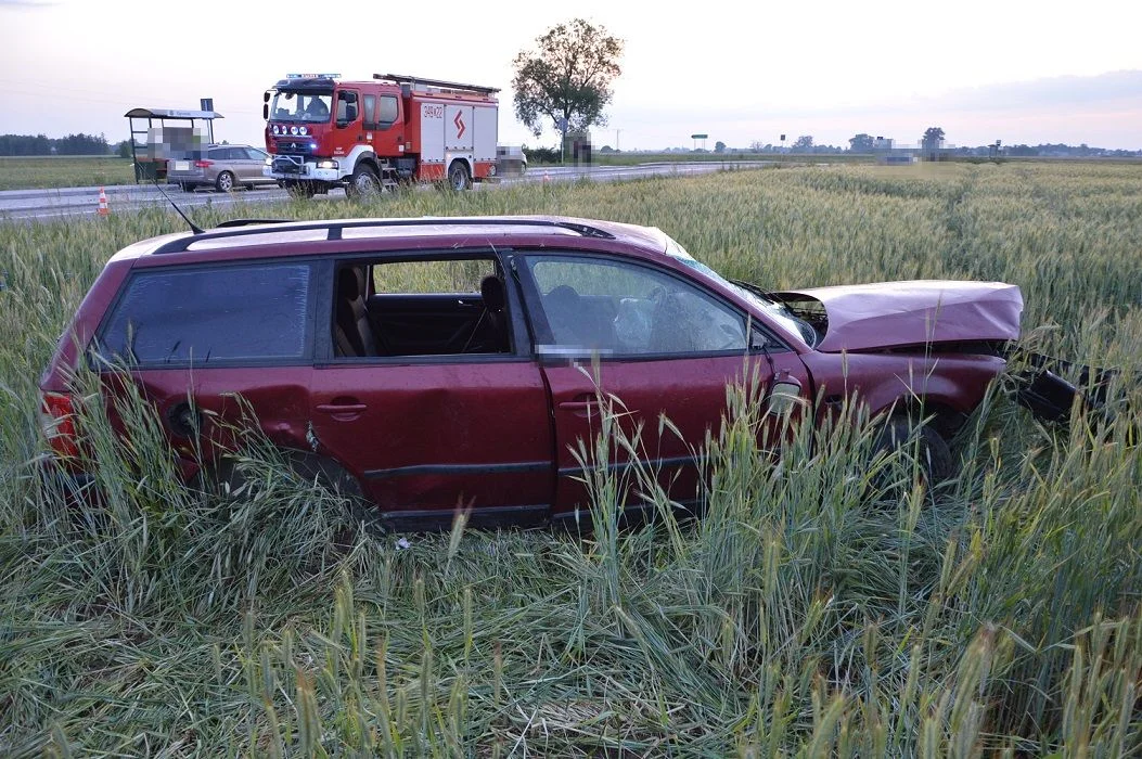 Powiat bialski: Samochód dachował w przydrożnym rowie - Zdjęcie główne