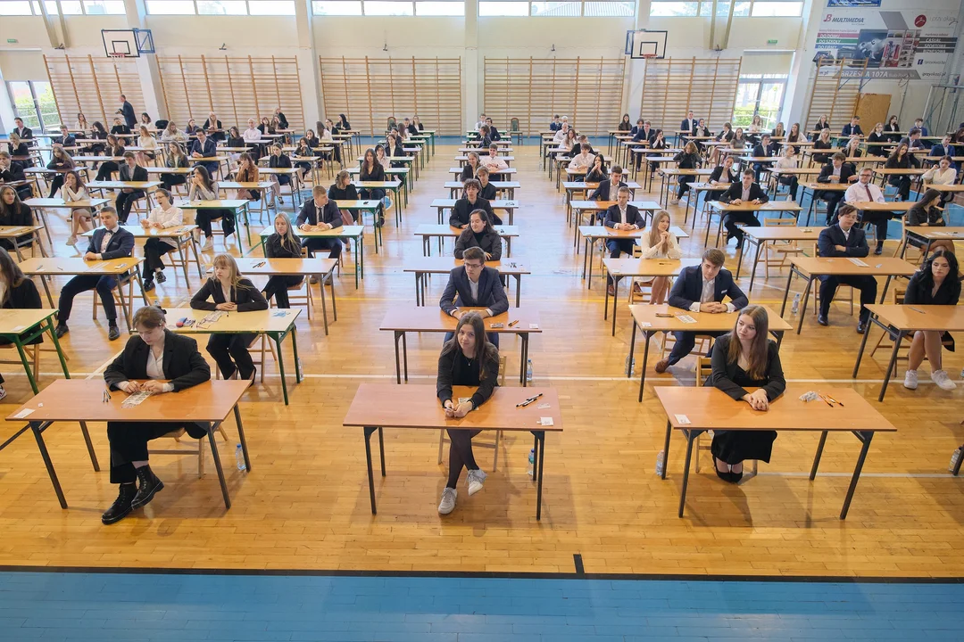 Biała Podlaska: Dobre nastroje maturzystów po pierwszym egzaminie - Zdjęcie główne
