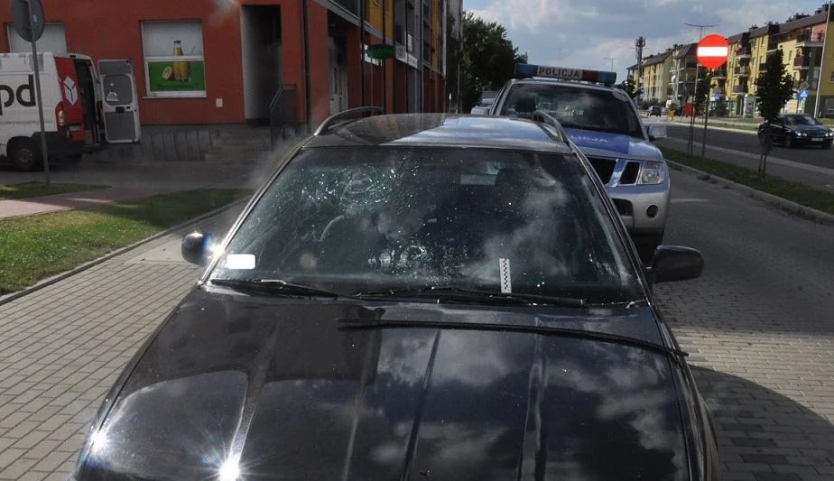 Biała Podlaska: Rzucał butelkami w zaparkowane samochody i uderzył napotkaną kobietę - Zdjęcie główne