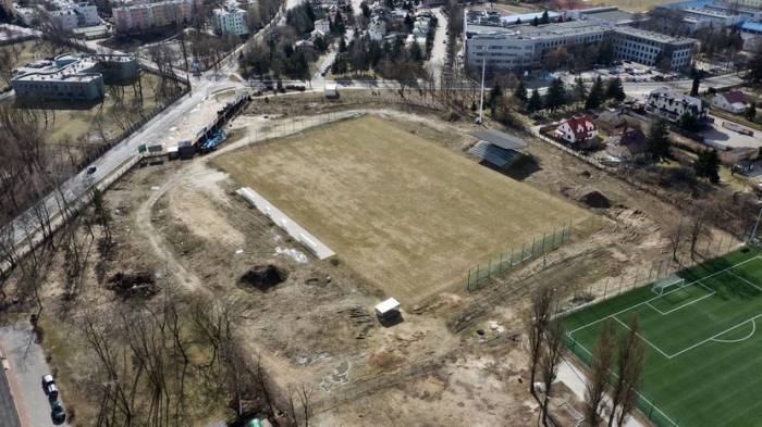 Trwają zabiegi pielęgnacyjne na murawie bialskiego stadionu - Zdjęcie główne