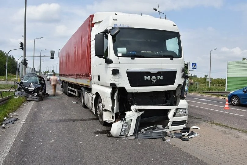 Biała Podlaska: Ciężarówka zderzyła się z osobówką. Dwie osoby trafiły do szpitala - Zdjęcie główne