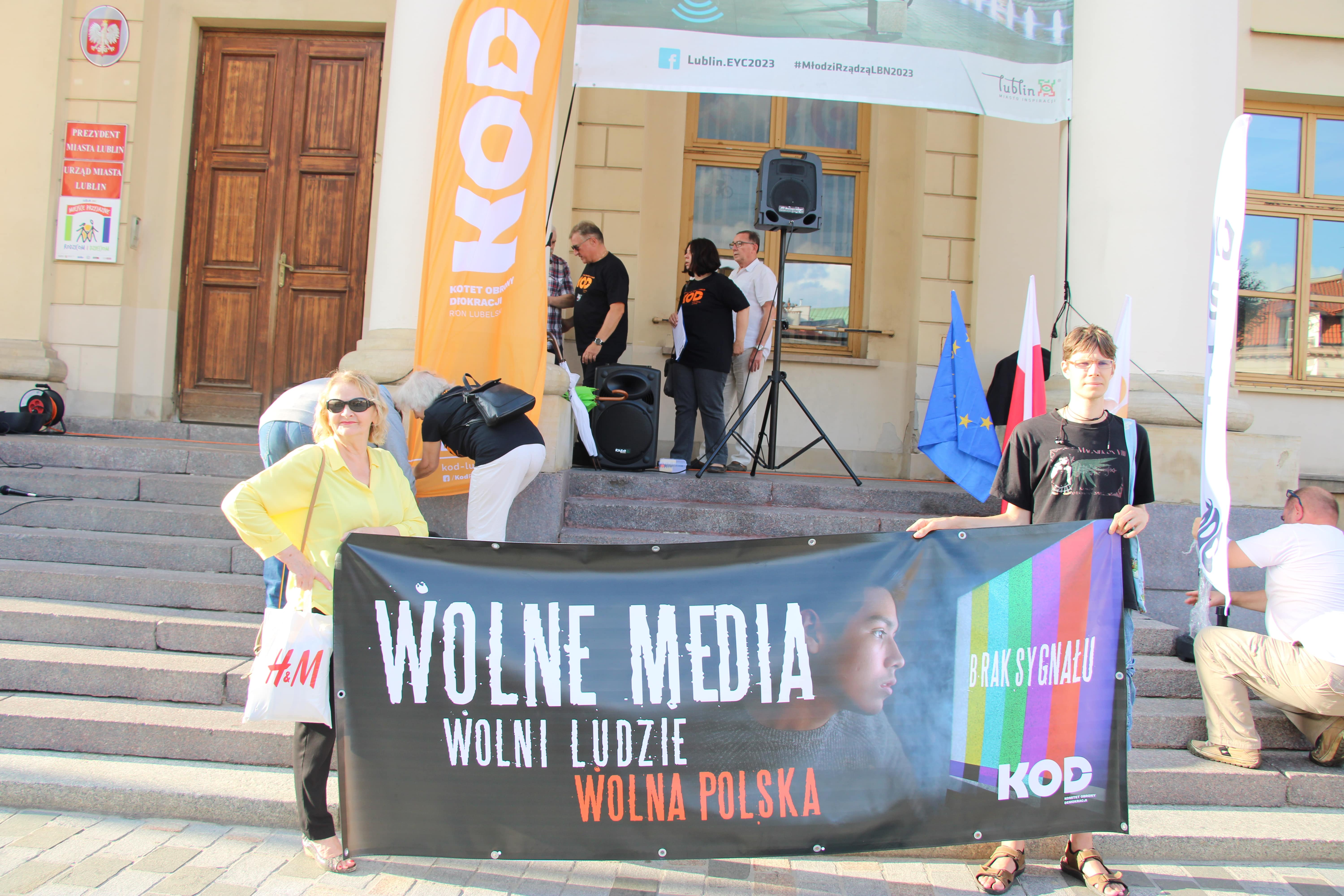 Lublin: Pikieta "Wolne media Wolni ludzie Wolna Polska". Kilkaset osób w obronie mediów i przeciwko "Lex TVN" [GALERIA, WIDEO] - Zdjęcie główne