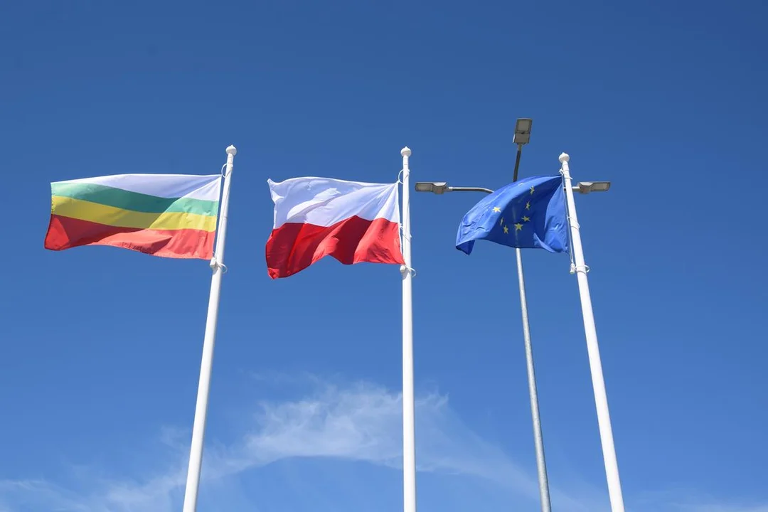 Biała Podlaska: Trzy flagi pojawiły się na rondzie Unii Europejskiej - Zdjęcie główne