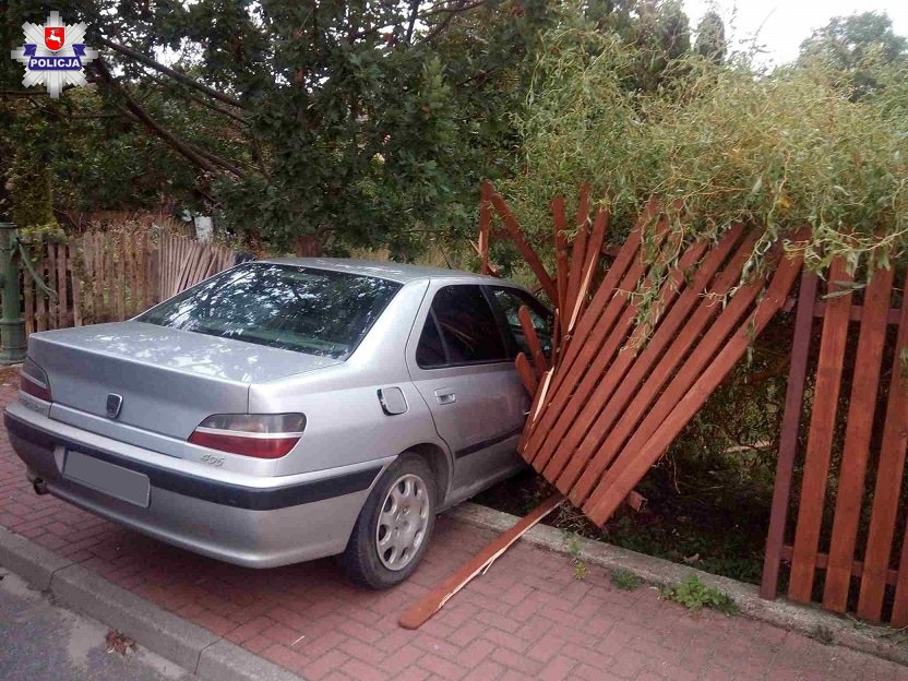 Cieszył się nowym samochodem kilka godzin. Potem go rozbił wjeżdżając w ogrodzenie - Zdjęcie główne